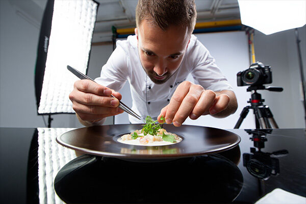 Proses styling makanan untuk food photography profesional di Bali