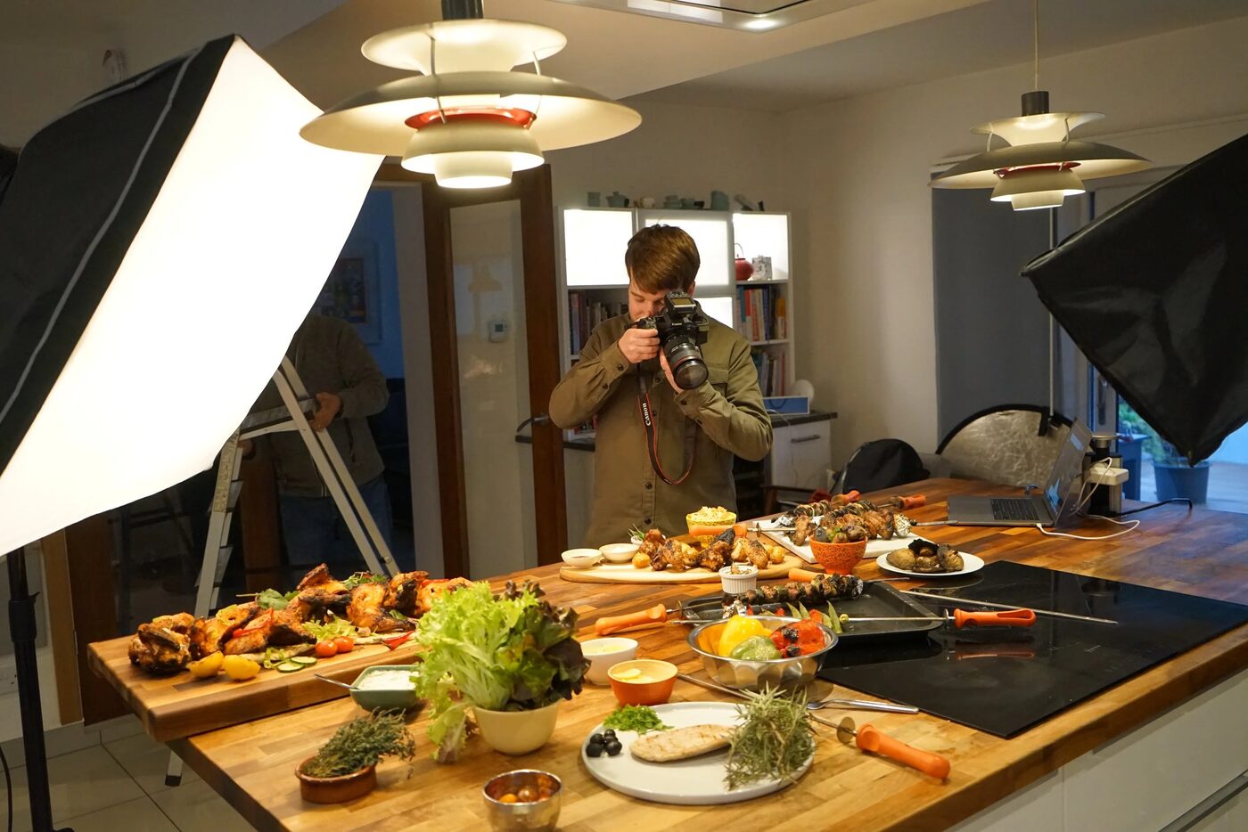 Behind the scene food photography shoot indoor dengan lighting setup