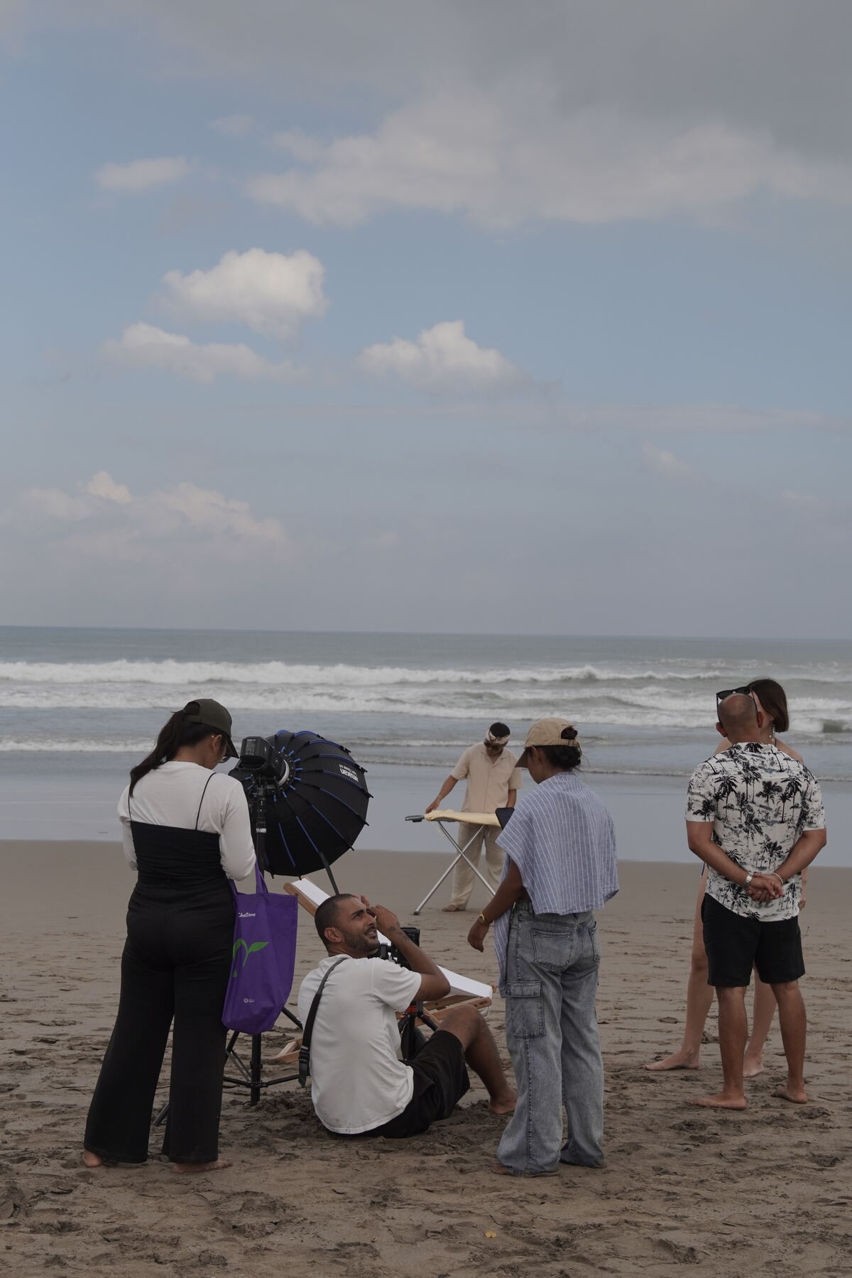 Tim Oumah Creative saat sesi foto villa di Bali